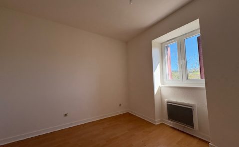 Location F2 DOMBLANS