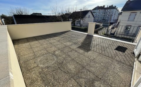 LOCATION F4 RENOVE AVEC TERRASSE DOLE