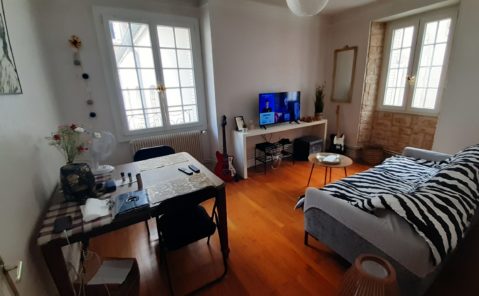 LONS-LE-SAUNIER – F2 loué au centre-ville