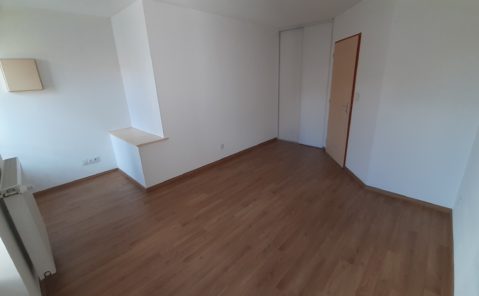 LONS LE SAUNIER – Grand F3 au dernier étage