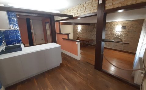 LONS-LE-SAUNIER – F2 avec balcon