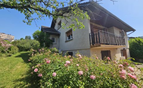 LONS-LE-SAUNIER – Grande maison F7
