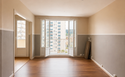 A LOUER – T3 BIS TRAVERSANT AVEC BALCON, GARAGE ET CAVE – BESANCON