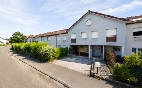 A LOUER – T2 AVEC PARKING PRIVATIF ET CAVE – MONTFERRAND LE CHATEAU