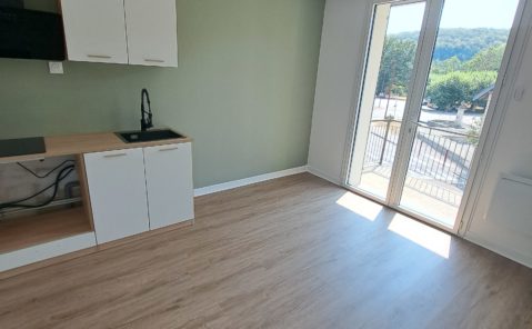 Location F2 Rénové MIREBEL (HAUTEROCHE)