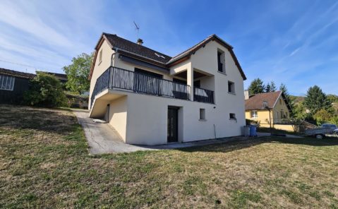 LONS LE SAUNIER – Grande maison isolée sur les hauteurs